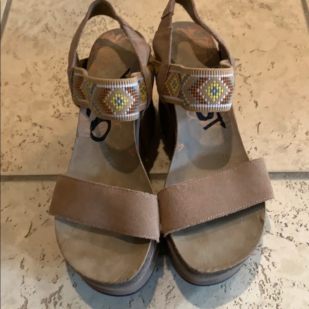 OTBT TAN SANDALS. Great condition!!!!